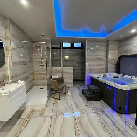 Golden House - Jacuzzi Apartment