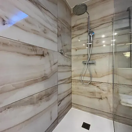 Golden House - Jacuzzi Apartment