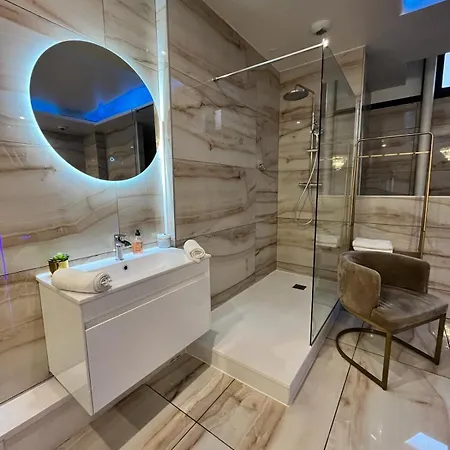 Golden House - Jacuzzi Apartment